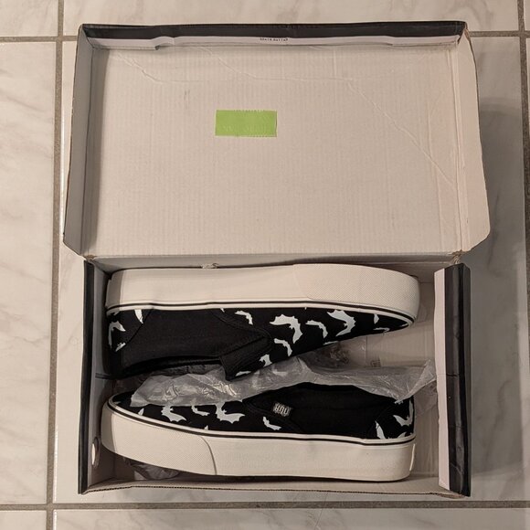 YRU Bat Shoes - White Bats on Black Background with White Platform Soles - Picture 8 of 9